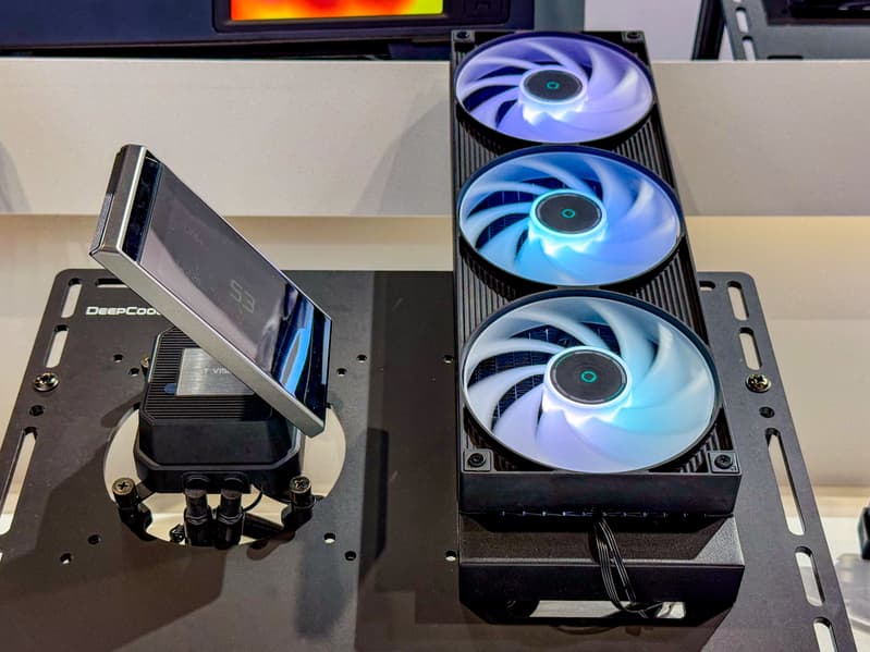 DeepCool показала на Computex 2026 кулеры с испарительной камерой VC 2.0, СЖО с изогнутым AMOLED-экраном на 6,67 дюйма и «аквариумы»  - 7